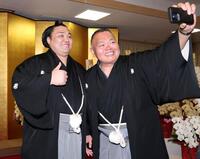 浦風親方（右）と笑顔で写真を撮る霧島（撮影・中田匡峻）