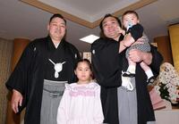 長男・トゥグドゥル君を抱っこし、笑顔の霧島。左は師匠の音羽山親方、中央は長女のアヤゴーちゃん（撮影・中田匡峻）