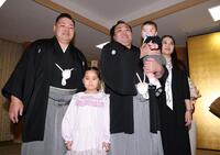 （右から）ホラン夫人、長男・トゥグドゥル君、霧島、長女・アヤゴーちゃん、師匠の音羽山親方は笑顔を見せる（撮影・中田匡峻）