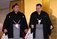 音羽山親方（右）と話す霧島（撮影・中田匡峻）