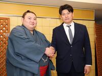 新十両昇進会見を終え、握手を交わす大花竜（左）と立浪親方（撮影・中田匡峻）