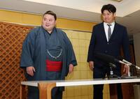 新十両昇進会見を行った大花竜（左）と立浪親方＝エディオンアリーナ大阪（撮影・中田匡峻）