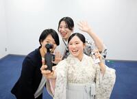 撮影機器を持って笑顔を見せる金戸（右）