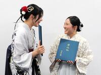 笑顔を見せる金戸（右）