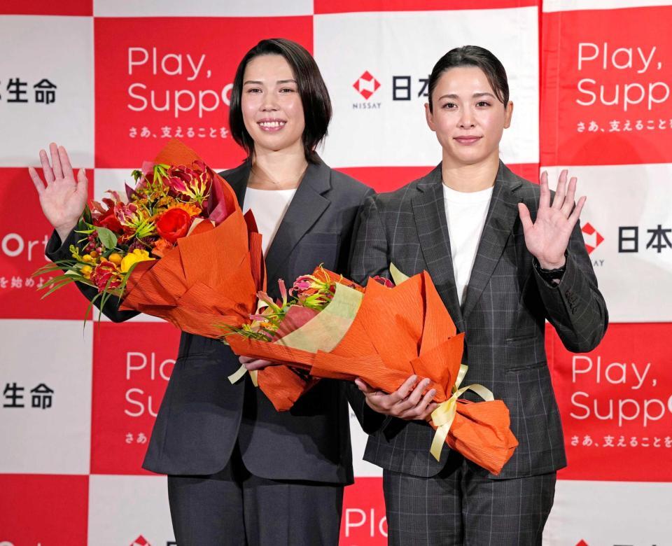 　現役引退を表明した出口クリスタ（右）と妹のケリー