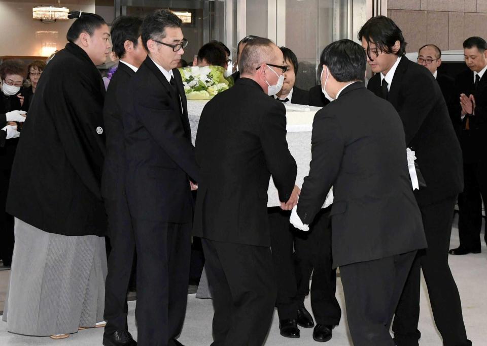 　一山本（左）らの手で運ばれる元大関若嶋津、日高六男さんの棺（撮影・佐藤厚）