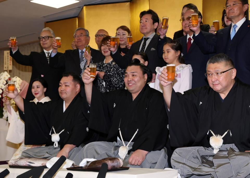 大関昇進の伝達式を終え、関係者と乾杯をする霧島（前列中央）＝撮影・中田匡峻