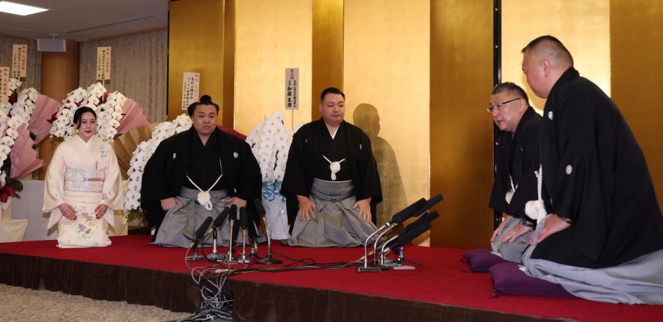 （左から）おかみのダシニャム・ムンフザヤ夫人、霧島、音羽山親方は伊勢ノ海親方（右奥）、浦風親方（右手前）を迎え、大関昇進の伝達式を行う（撮影・中田匡峻）