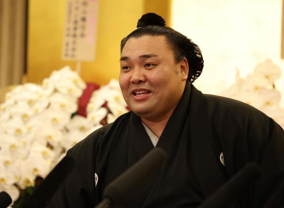 会見をする霧島＝（撮影・中田匡峻）