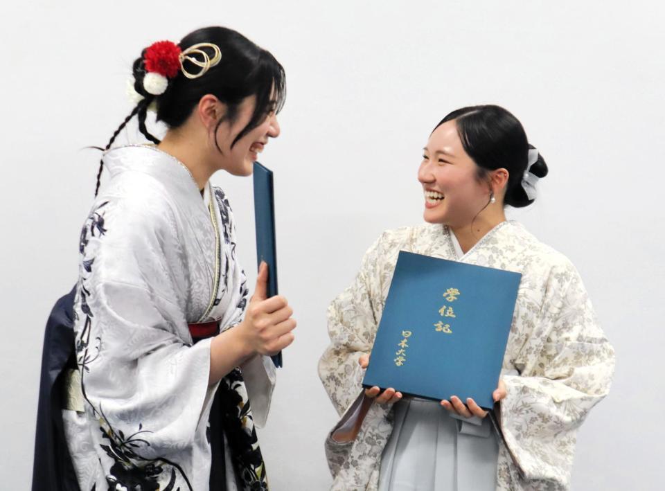 笑顔を見せる金戸（右）