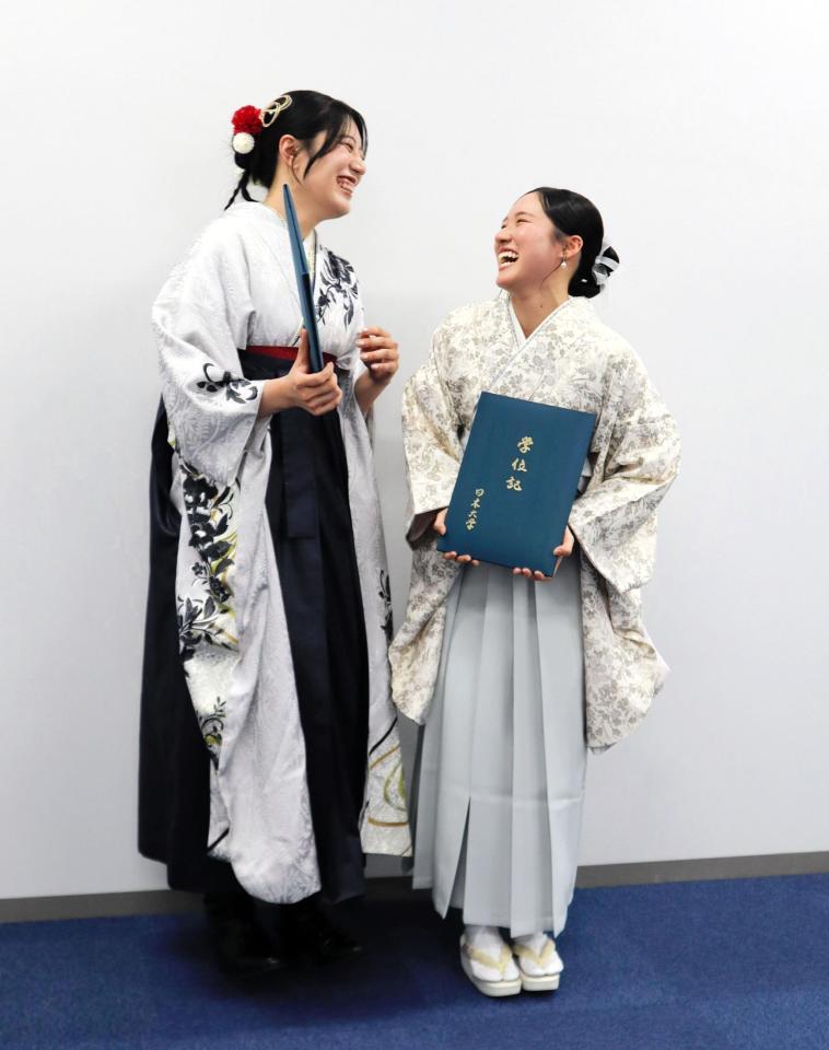 笑顔を見せる金戸（右）