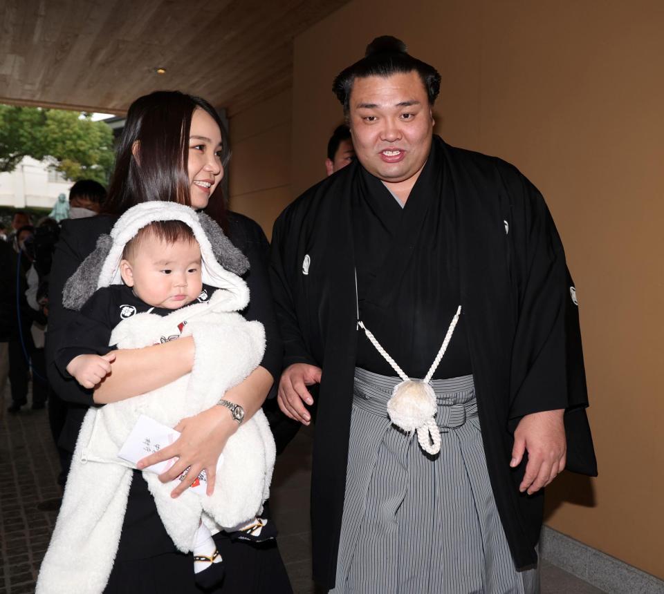 長男・トゥグドゥル君を抱っこするホラン夫人（左）と話す霧島（撮影・中田匡峻）