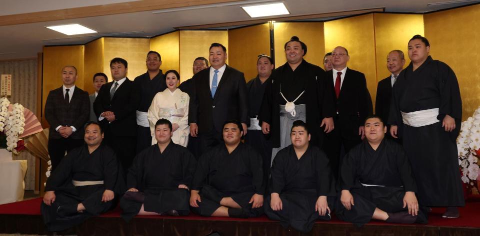 記念撮影をする霧島（中央右）ら音羽山部屋一同（撮影・中田匡峻）