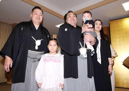 　笑顔で写真に納まる（左から）音羽山親方、長女・アヤゴーちゃん、霧島、長男・トゥグドゥル君、妻・ホランさん