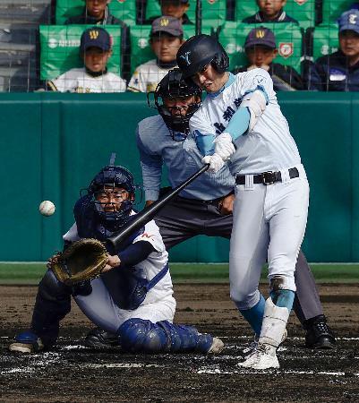 　大垣日大-山梨学院　７回裏山梨学院２死満塁、石井が中前に勝ち越しの２点打を放つ。捕手高田＝甲子園