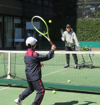 マンツーマンで指導する添田豪氏