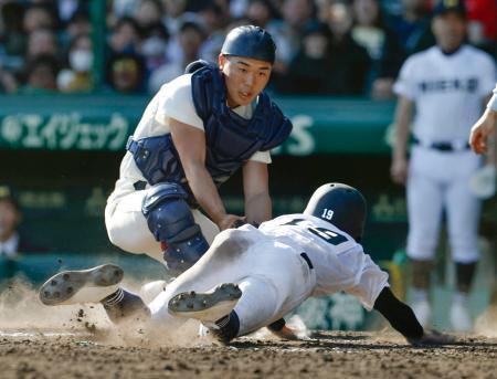 　三重-大阪桐蔭　９回裏三重２死二塁、秋山の左前打で本塁を突いた二走中森をタッチアウトにする捕手藤田＝甲子園