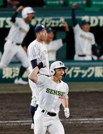 　専大松戸-九州国際大付　８回裏、３ランを放ちガッツポーズする専大松戸・吉田＝甲子園