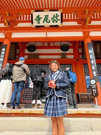 勝尾寺を参拝した池田美来（提供写真）