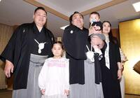 　笑顔で写真に納まる（左から）音羽山親方、長女・アヤゴーちゃん、霧島、長男・トゥグドゥル君、妻・ホランさん