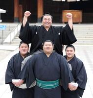 　大関昇進が決まり、笑顔でガッツポーズをする霧島（撮影・中田匡峻）