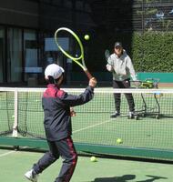 マンツーマンで指導する添田豪氏