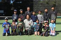 小学生にテニス指導を行った添田豪氏（前列中央）