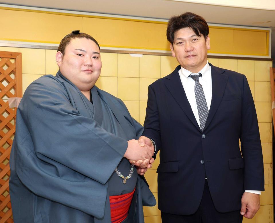 　立浪親方（右）と握手を交わす大花竜
