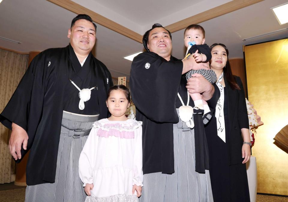 　笑顔で写真に納まる（左から）音羽山親方、長女・アヤゴーちゃん、霧島、長男・トゥグドゥル君、妻・ホランさん