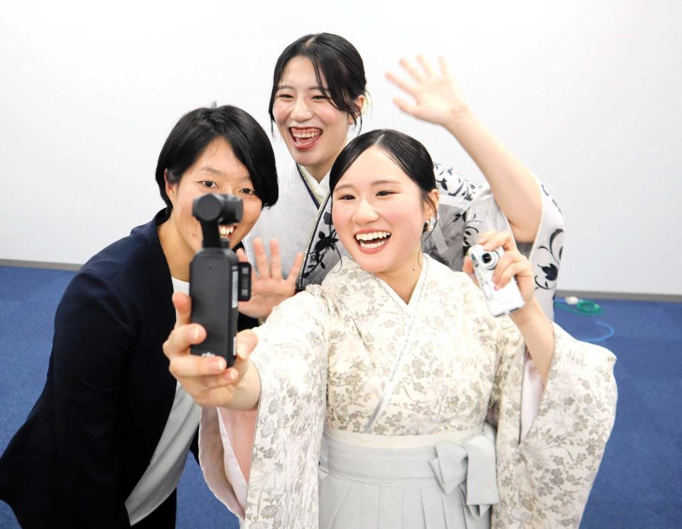 　笑顔で自撮りをする金戸凜（右）