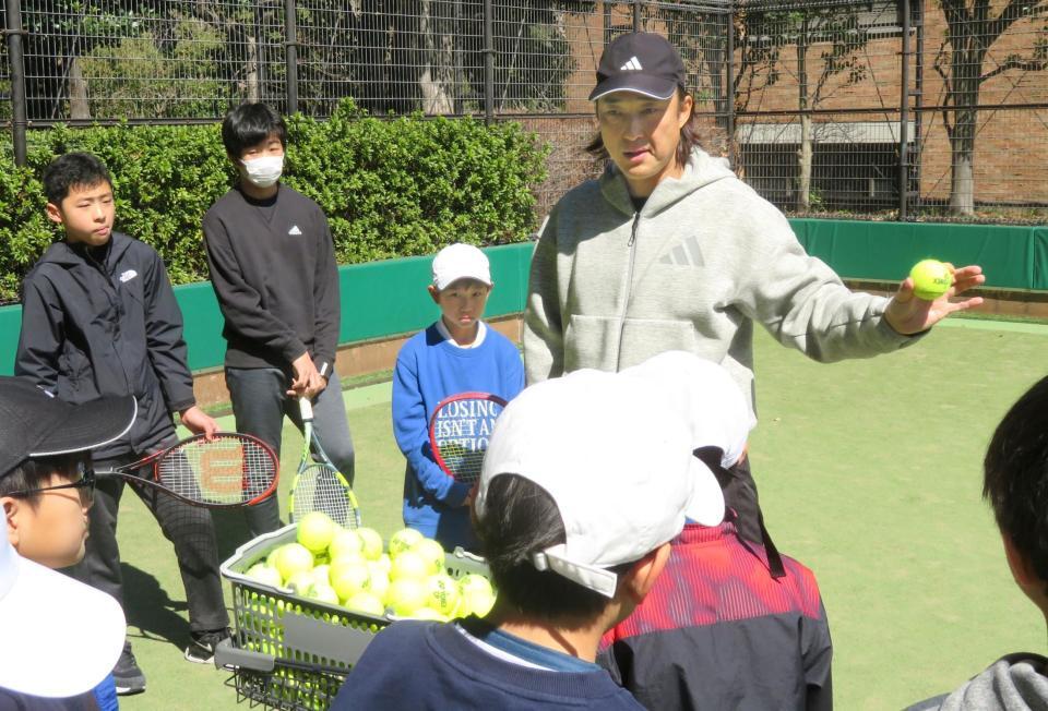 小学生に指導する添田豪氏