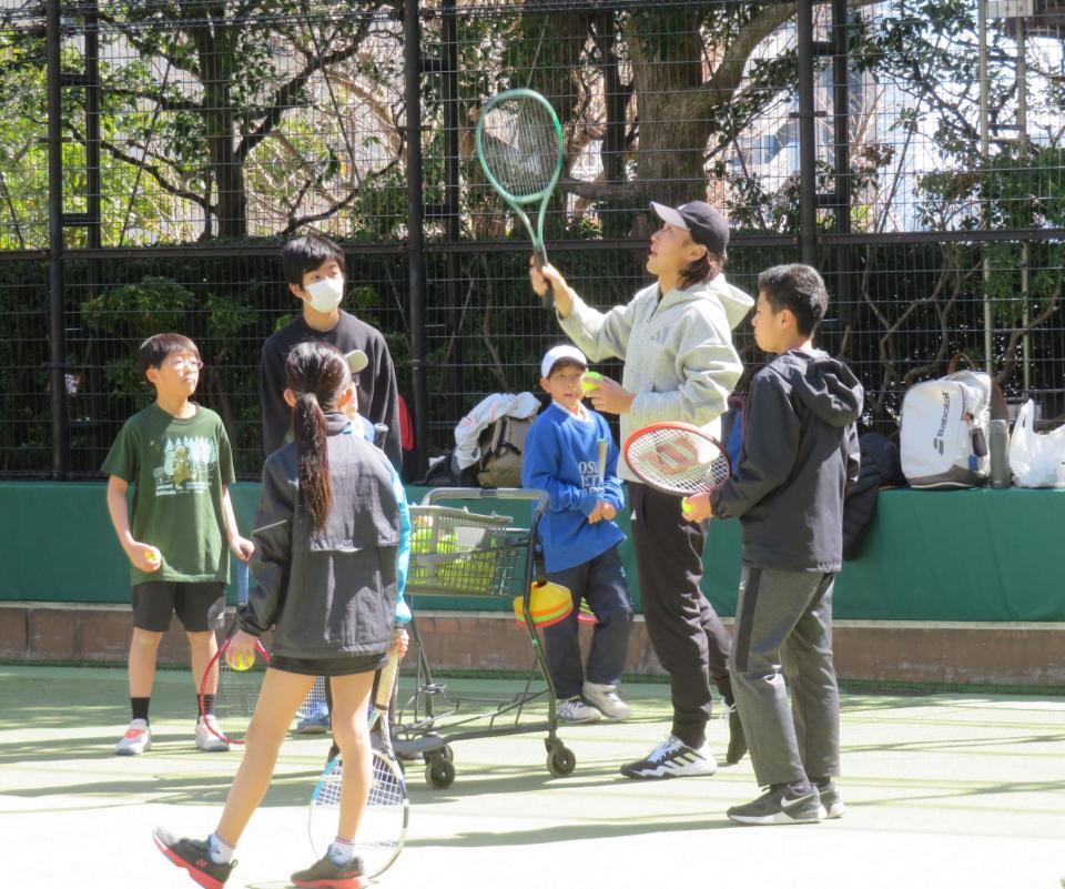 小学生に指導する添田豪氏