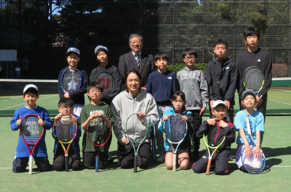 小学生にテニス指導を行った添田豪氏（前列中央）