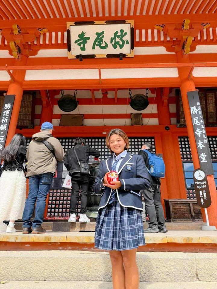 勝尾寺を参拝した池田美来（提供写真）