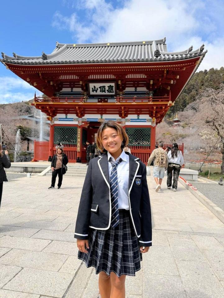 勝尾寺を参拝した池田美来（提供写真）