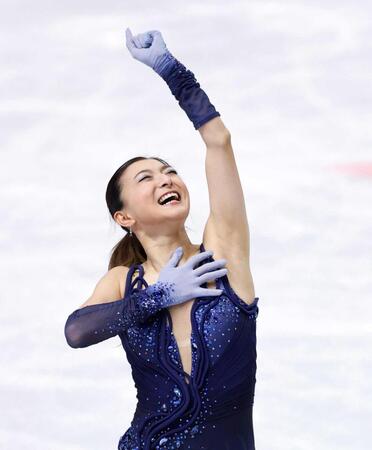 　女子ＳＰの演技を終え、拳を握る坂本花織（共同）