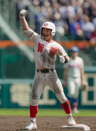 　智弁学園-花咲徳栄　５回裏、２点二塁打を放ち、ガッツポーズする智弁学園・志村＝甲子園