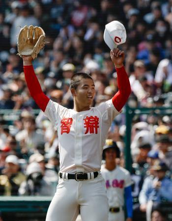 　花咲徳栄を破り、喜ぶ智弁学園・杉本＝甲子園