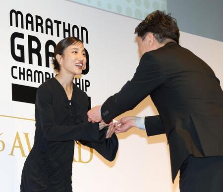 ＭＧＣシリーズ２０２５-２６アワード新人賞を受賞し、トロフィーを受け取る矢田みくに（左）＝撮影・伊藤笙子