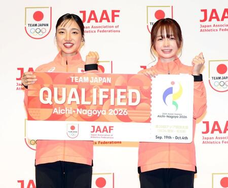アジア大会マラソン日本代表に内定し、笑顔を見せる矢田みくに（左）と佐藤早也伽（撮影・伊藤笙子）