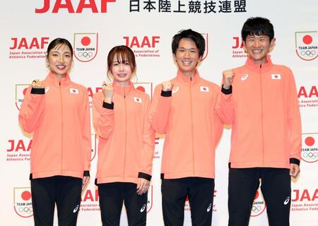 アジア大会マラソン日本代表に内定し、笑顔を見せる（左から）矢田みくに、佐藤早也伽、吉田祐也、山下一貴（撮影・伊藤笙子）