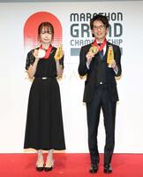 ＭＧＣシリーズ初代チャンピオンを受賞した佐藤早也伽（左）と吉田祐也（撮影・伊藤笙子）