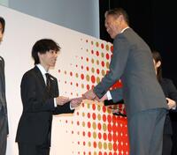 高岡寿成シニアディレクター（右）から目録を受け取る黒田朝日（撮影・伊藤笙子）