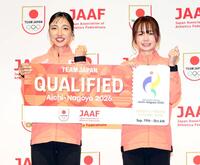 アジア大会マラソン日本代表に内定し、笑顔を見せる矢田みくに（左）と佐藤早也伽（撮影・伊藤笙子）