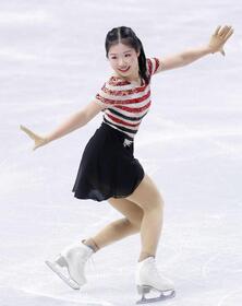 　女子ＳＰで演技する中井亜美（共同）