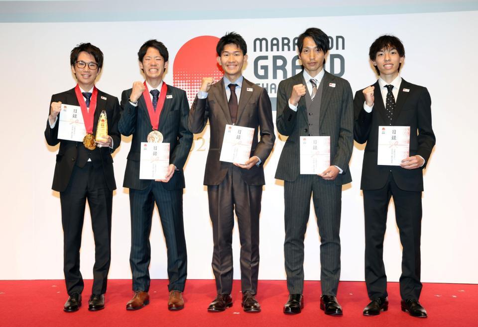 ＭＧＣシリーズ２０２５-２６アワード受賞式に出席した（左から）吉田祐也、市山翼、近藤亮太、西山雄介、黒田朝日、（大迫傑、細谷恭平、鈴木健吾は欠席）＝撮影・伊藤笙子