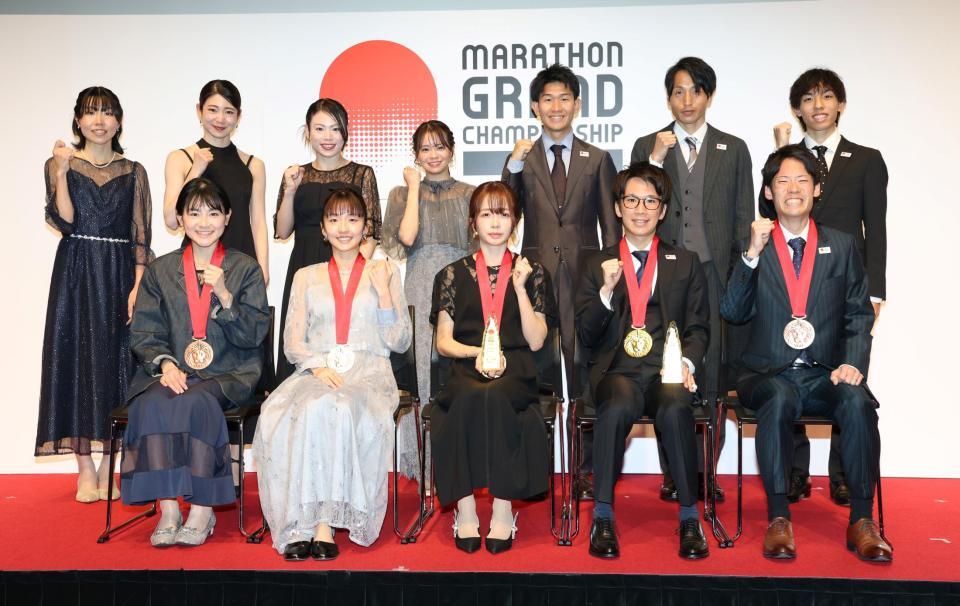 （前列左から）上杉真穂、細田あい、佐藤早也伽、吉田祐也、市山翼、（後列同）川内理江、大森菜月、松田瑞生、加世田梨花、近藤亮太、西山雄介、黒田朝日（撮影・伊藤笙子）