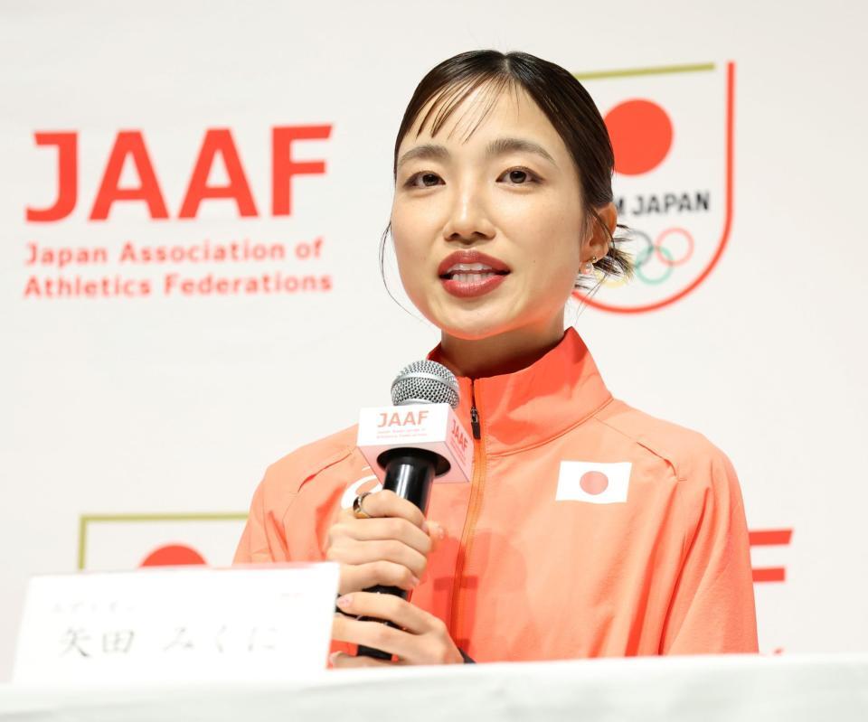 アジア大会マラソン日本代表に内定し、会見で抱負を語る矢田みくに（撮影・伊藤笙子）