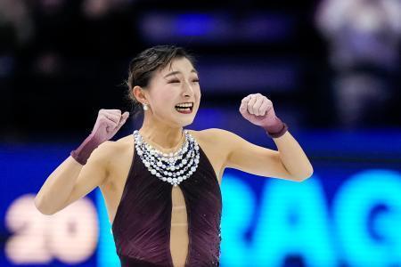 　世界フィギュア、フリーの演技を終え、笑みを見せる坂本花織＝２７日、プラハ（ＡＰ＝共同）