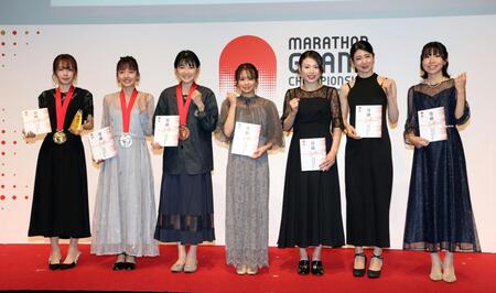 ＭＧＣシリーズ２０２５-２６アワード受賞式に出席した（左から）佐藤早也伽、細田あい、上杉真穂、加世田梨花、松田瑞生、大森菜月、川内理江（五島莉乃は欠席）＝２７日午後、東京都渋谷区神宮前のＷＩＴＨ　ＨＡＲＡＪＵＫＵ　ＨＡＬＬ（撮影・伊藤笙子）